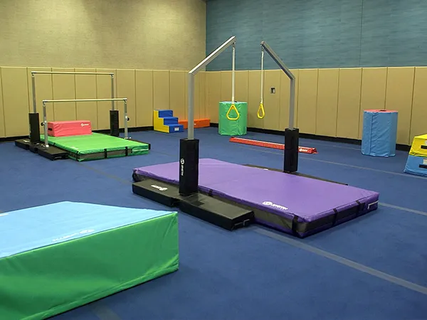 Buntáistí a bhaineann le trealamh bog súgartha um chomhtháthú céadfach na luath-óige