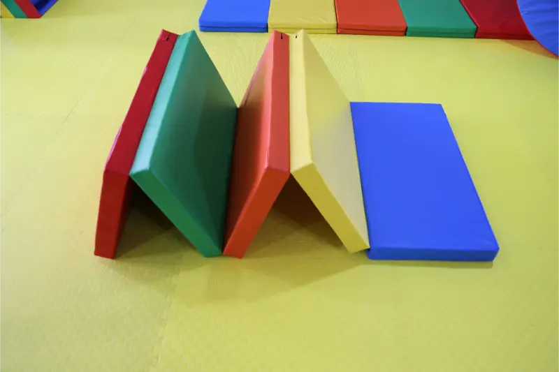 Déanann XOT XIN OUTAI T&F Táirge a dhoimhniú, ag Soláthar Réitigh Trealamh Bog Saincheaptha d’Institiúidí Domhanda Spóirt Leanaí